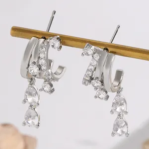 Elegante silberfarbene mehrschichtige Creolen mit funkelnden Zirkonia-Quasten-Anhängern