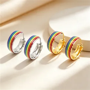 Detailansicht der Regenbogen-Emaille-Creolen aus gold- und silberfarbenem Titanstahl.
