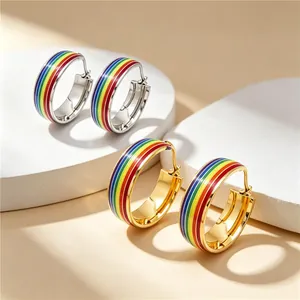 Detailansicht des Regenbogen-Emaille-Musters auf goldenen und silbernen Titanstahl-Ohrringen