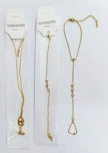 Detalle de un set de 3 piezas de acero dorado 18k con collar y pulsera de circonitas