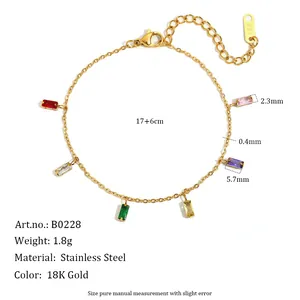 Détail du bracelet en acier inoxydable plaqué or 18 carats avec zircons colorés