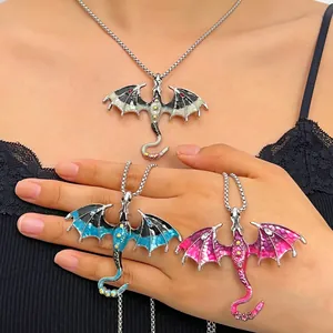 Detailansicht von Vintage-Gothic-Drachenanhängern in blauem, rosa und grauem Email.