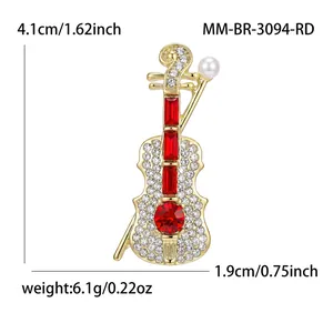 Spilla violino dorata elegante con strass rossi e perla, dimensioni di 4,1 cm