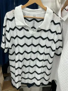 Détail du motif à vagues et de la maille ajourée sur ce polo à manches courtes pour homme