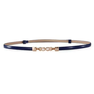 Ceinture fine élégante en cuir de vachette bleu marine avec boucle dorée à perles chic