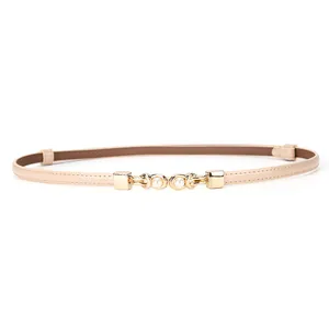 Eleganter hellbeiger schmaler Rindsledergürtel für Damen mit goldener Perlenschließe-Detail