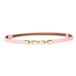 Eleganter dünner rosa Echtledergürtel für Damen mit dekorativer goldener Perlenschnalle