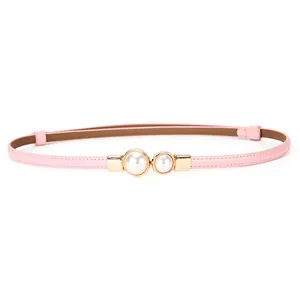 Eleganter rosa schmaler Ledergürtel für Damen mit einer stilvollen doppelten Perlenschnalle.