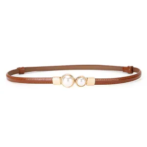 Eleganter brauner schmaler Ledergürtel für Damen mit dekorativer goldener Perlenschnalle