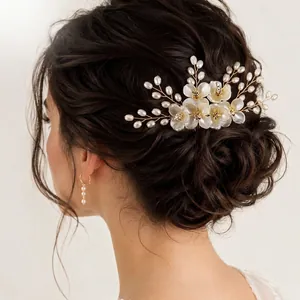 Détail d'un peigne à fleurs et perles fait main sur un chignon de mariée élégant