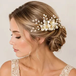 Vue détaillée d'un peigne à cheveux de mariée avec fleurs en acrylique et perles d'art.