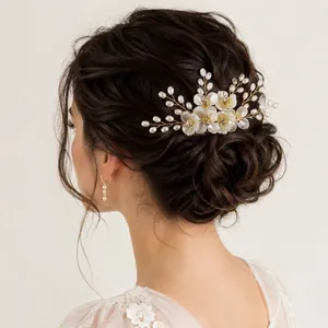 Peigne à cheveux élégant avec fleurs en acrylique et perles pour coiffure de mariage