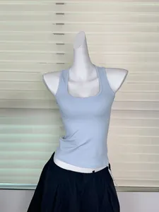 Détail d'un débardeur bleu clair moulant à col carré haute élasticité pour le fitness