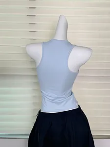 Vue arrière détaillée d'un débardeur bleu clair ajusté sur un mannequin blanc de couture