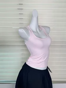 Détail rapproché d'un débardeur de sport rose haute élasticité sur un mannequin