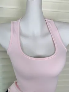 Vue rapprochée de la texture côtelée et de l'encolure du débardeur rose
