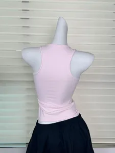 Vue arrière d'un débardeur rose à dos nageur avec coupe athlétique moulante et grande élasticité