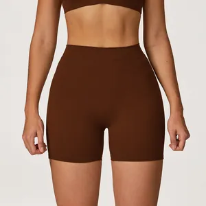 Gros plan sur un short de yoga marron à taille haute avec taille élastique et tissu à séchage rapide