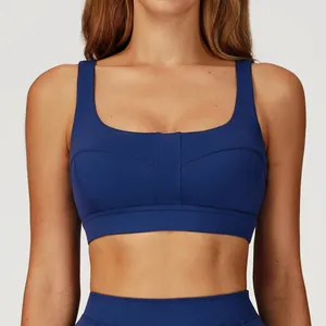 Vue détaillée d'un soutien-gorge de sport bleu marine à encolure carrée et coutures