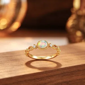 Détail d'une bague élégante plaquée or ornée d'une opale synthétique colorée