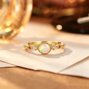 Gros plan d'une bague en argent S925 plaqué or avec une opale synthétique ronde
