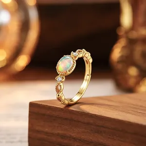 Détail d'une bague vintage en or avec une opale synthétique ovale irisante