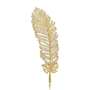 Lussuosa Spilla a Piuma in Rame e Zirconia per Donna Elegante Spilla Placcata Oro Micro Pavé per Abito Matrimonio Gioielli di Moda