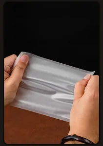 Detailaufnahme eines langlebigen, mattierten Plastikbeutels mit dicker Textur und hoher Stärke.