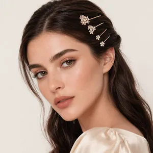 Primer plano de elegantes horquillas de flores con diamantes en una modelo de moda