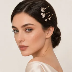 Set de cuatro horquillas doradas con flores de diamantes de imitación en modelo femenina