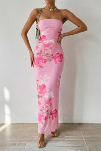 Détail d'une robe en résille rose à fleurs avec texture froncée élégante et ajustée