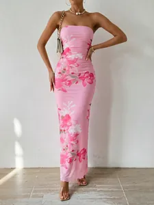 Robe longue fleurie en tulle froncé avec bustier rose idéale pour les vacances d'été