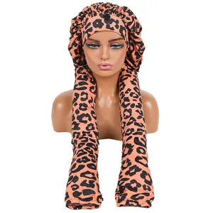 Detailansicht der Eisseide-Schlafmütze mit Leopardenmuster für lange Zöpfe am Model