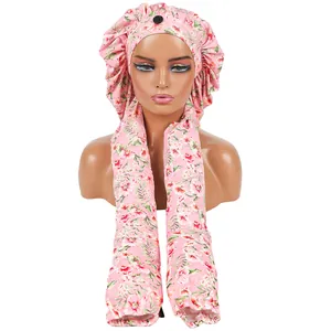 Detailansicht einer hochwertigen rosa geblümten Schlafmütze für lange Zöpfe auf einem Mannequin