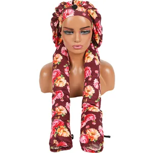 Burgunderfarbene Schlafhaube mit Blumenmuster für lange Zöpfe auf einem Mannequin-Kopf