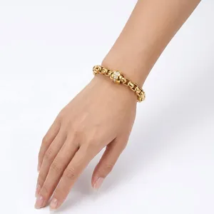 Detailansicht eines 18K vergoldeten Edelstahlarmbands mit quadratischen Perlen und Strass