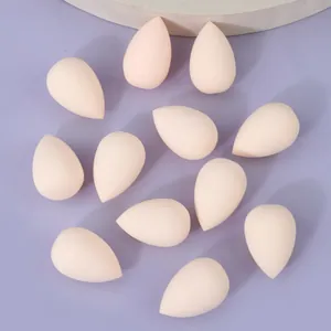 Professionelles Set mit 12 mini tropfenförmigen, latexfreien Make-up-Schwämmen in Pfirsich.
