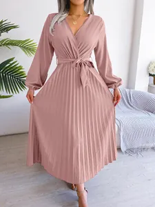 Elegant V-neck pleated maxi dress with waist tie and long sleeves in mauve.
