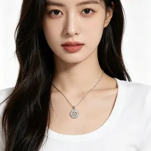 Collana placcata argento con ciondolo tondo lettera A e zirconi per donna.