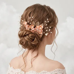 Eleganter Braut-Haarkamm mit handgemachten rosa Blumen und Goldblättern in Dutt-Frisur