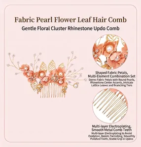 Detailansicht von rosa Stoffblumen und glatten vergoldeten Metallkammzähnen für den Brauthaarschmuck