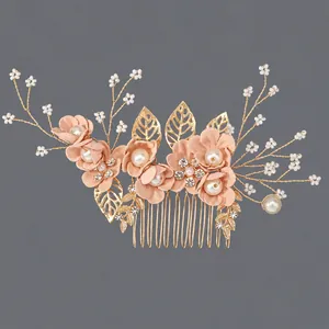 Handgefertigter Brauthaarkamm mit goldenen Blättern und zarten rosa Stoffblumen für Hochzeiten