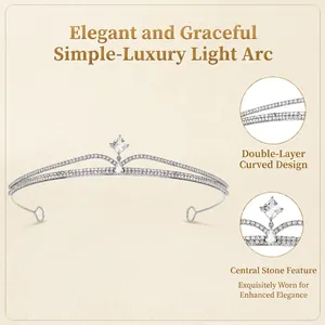 Elegante Detailansicht eines Braut-Diadems mit funkelnden Zirkon-Steinen.
