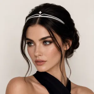 Eleganter Braut-Zirkonia-Diadem-Haarreif mit feinem Silber-Finish am Modell