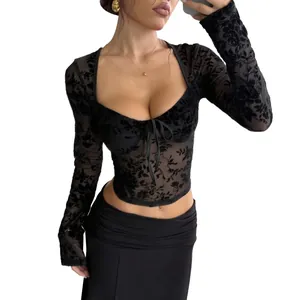 Top court noir en dentelle à fleurs floquées, manches longues, décolleté cœur et nœud devant