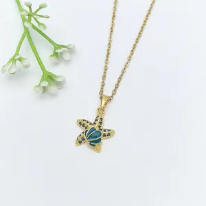 Elegante collana con pendente a stella marina e conchiglia dorata con zirconi blu.