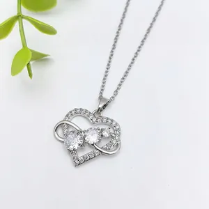 Elegante collana con pendente a cuore infinito e zirconi in raffinata finitura argento