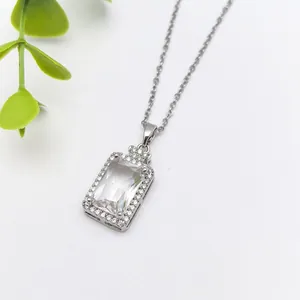 Elegante collana con ciondolo rettangolare in zirconia su catena in acciaio.