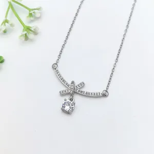 Elegante collana color argento con ciondolo a fiocco e brillanti dettagli in zircone