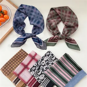 Foulards carrés en soie rétro élégants avec motifs à carreaux et léopard.